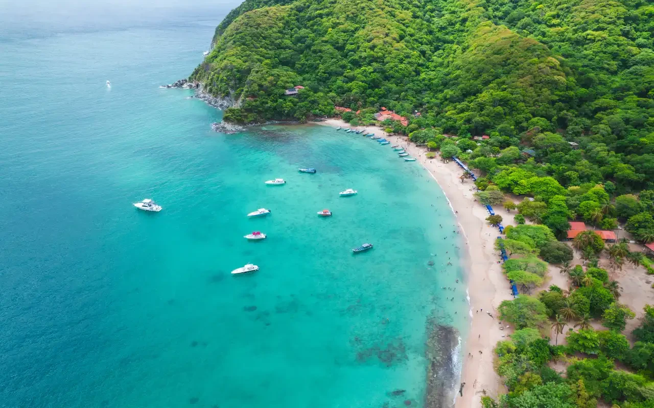 Playa Cristal en el Parque Tayrona Colombia