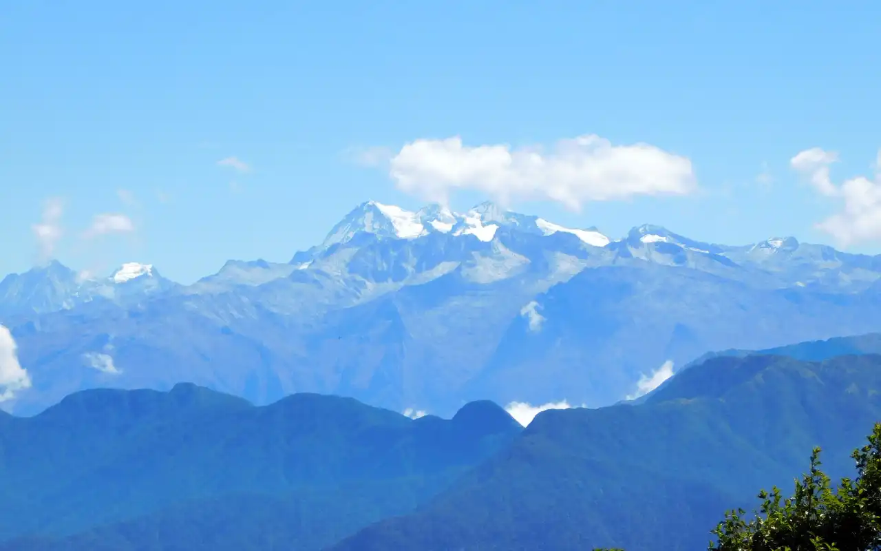 Colón and Bolívar snow-capped peaks at sunrise
