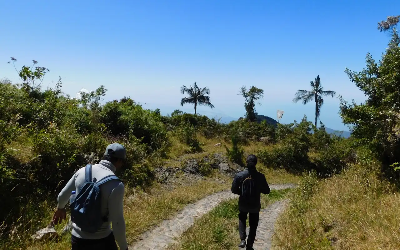 Hiking trail to Cerro Kennedy