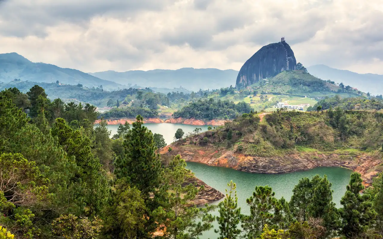 Guatapé Peñol - Medellín