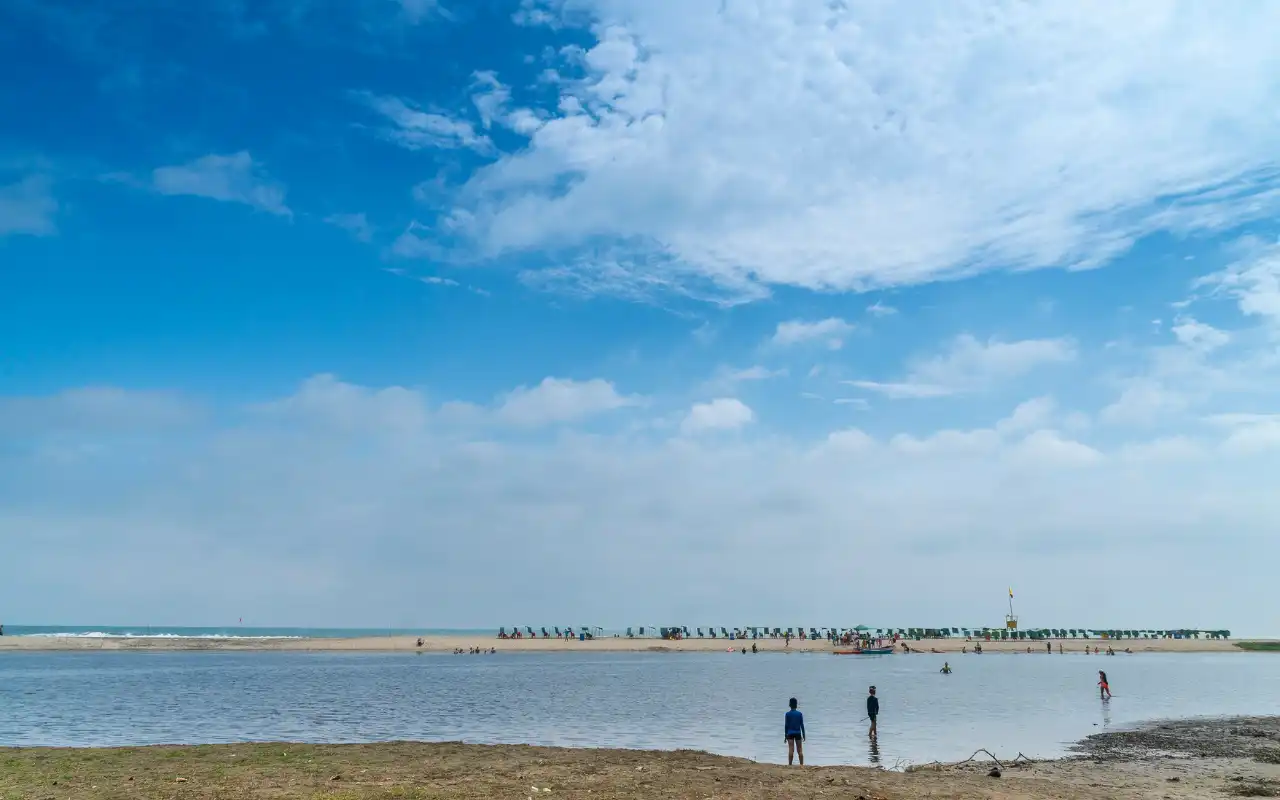 Buritaca donde el río se encuentra con el mar Caribe cerca de Santa Marta