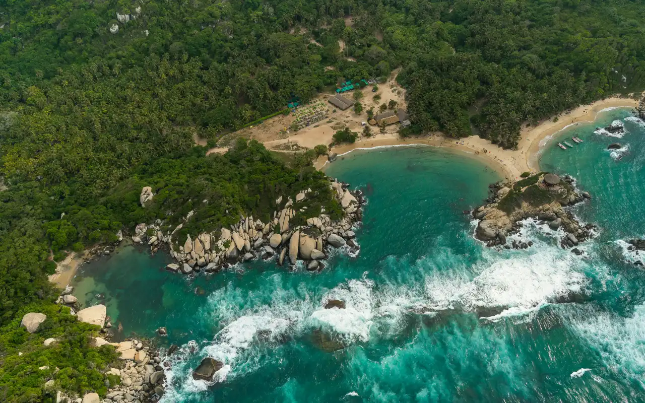 Cabo San Juan en el Parque Tayrona con su icónica roca frente al mar Caribe
