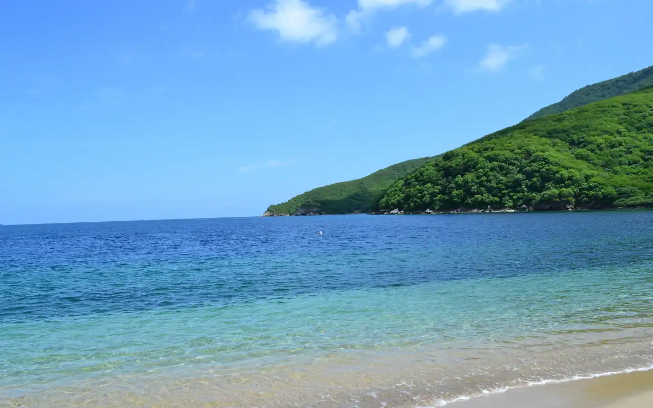 Bahía Concha en el Parque Tayrona con aguas tranquilas y vegetación tropical