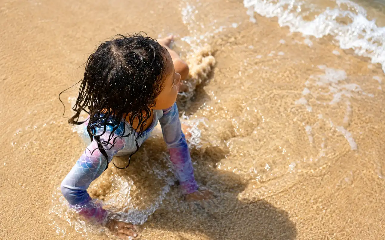 Familia disfrutando de las mejores playas de Santa Marta con niños