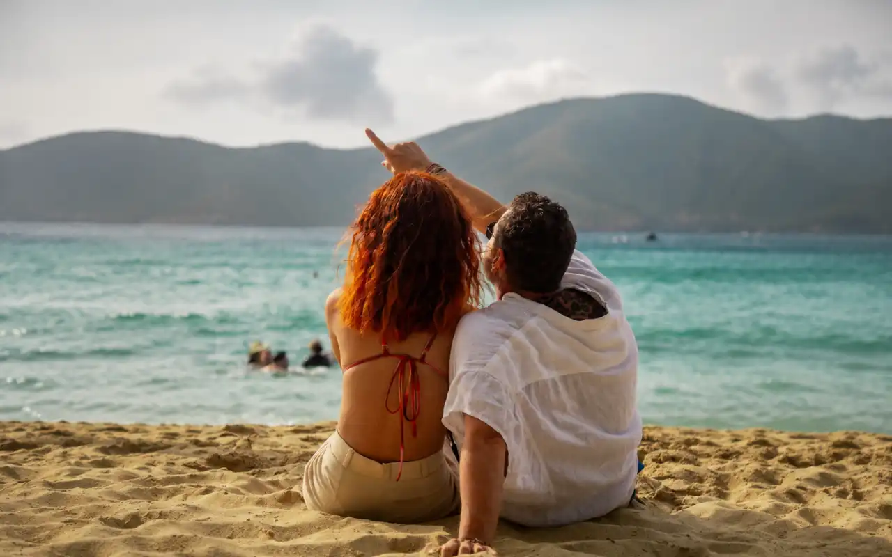 Pareja disfrutando de una playa tranquila en Santa Marta